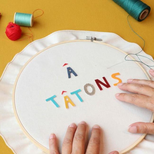 A tâtons !